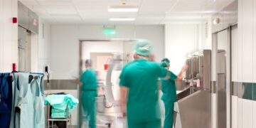 Υγειονομικοί υπέστησαν εγκαύματα στα χειρουργεία του «Ελπίς» από ακτινοβολία UV