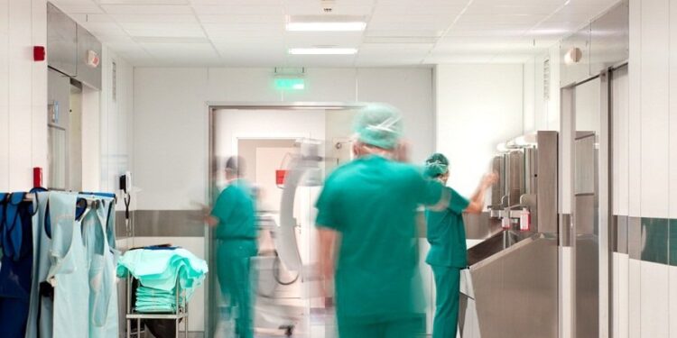 Υγειονομικοί υπέστησαν εγκαύματα στα χειρουργεία του «Ελπίς» από ακτινοβολία UV