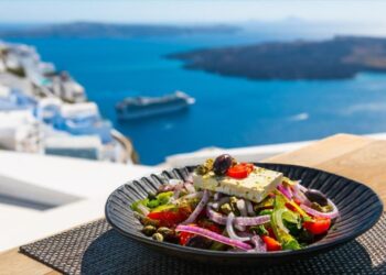 Τι κάνουμε λάθος στη μεσογειακή διατροφή και πώς να το διορθώσουμε φέτος το καλοκαίρι