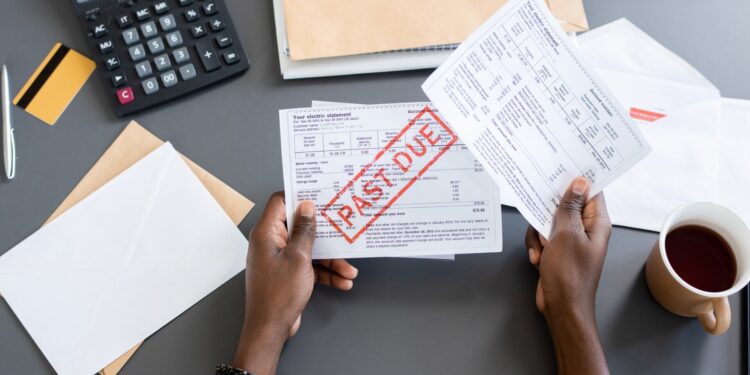 «Θηλιά» χρεών 49,7 δισ. ευρώ προς τα Ταμεία