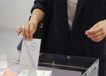 Greek society supports the abolition of job permanence in the public sector and university reforms, according to new poll