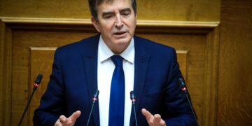 Έγκληση Χρυσοχοϊδη στον εισαγγελέα για αναφορά του ονόματος του σε δημοσιεύματα για υπόθεση εμπορίας ανθρώπων: «Συκοφαντικοί ισχυρισμοί»