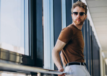 Οι άνδρες που φαίνονται ευτυχισμένοι στη σχέση τους, αλλά είναι κρυφά άπιστοι, εμφανίζουν 7 ανεπαίσθητες συμπεριφορές