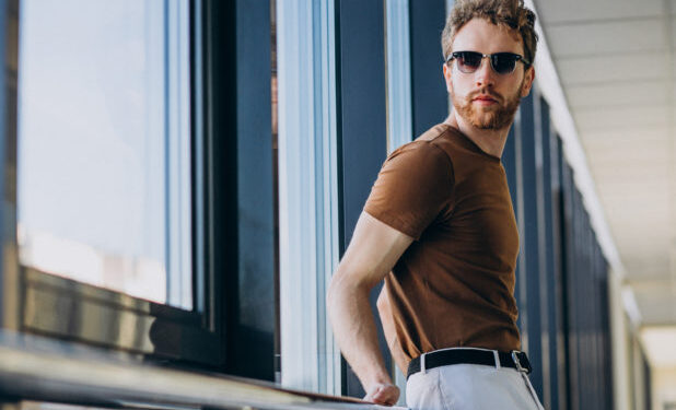 Οι άνδρες που φαίνονται ευτυχισμένοι στη σχέση τους, αλλά είναι κρυφά άπιστοι, εμφανίζουν 7 ανεπαίσθητες συμπεριφορές