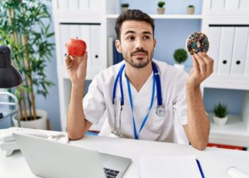 Γιατρός μοιράζεται τις 5 καθημερινές συνήθειες που λιώνουν το λίπος καλύτερα από κάθε δίαιτα