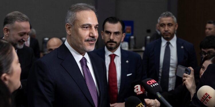 Οι ΥΠΕΞ Τουρκίας, ΗΠΑ και Συρίας θα σταθμίσουν τις λεπτομέρειες για την άρση των αμερικανικών κυρώσεων κατά της Δαμασκού