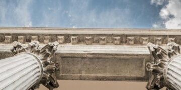 Τι σημαίνει η φράση «De jure» και από πού προέρχεται