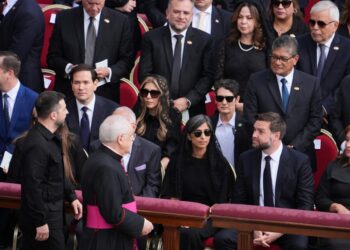 Η πρώτη συνάντηση Βανς – Ζελένσκι μετά τον καβγά στον Λευκό Οίκο: Η χειραψία και τα χαμόγελα