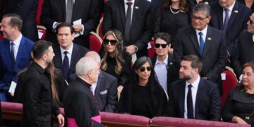 Η πρώτη συνάντηση Βανς – Ζελένσκι μετά τον καβγά στον Λευκό Οίκο: Η χειραψία και τα χαμόγελα