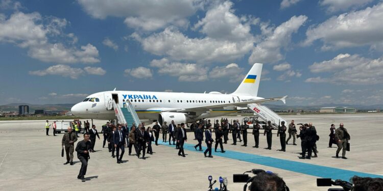 Ο Πούτιν δεν πηγαίνει, ο Τραμπ διστάζει, ο Ζελένσκι περιμένει