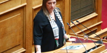 Ζωή Κωνσταντοπούλου: Εμφανίστηκε στην Βουλή φορώντας παλαιστινιακή «μαντίλα»