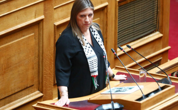 Ζωή Κωνσταντοπούλου: Εμφανίστηκε στην Βουλή φορώντας παλαιστινιακή «μαντίλα»