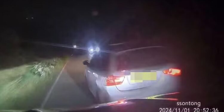 Άνδρας πέφτει με το αυτοκίνητό του στο όχημα της πρώην συζύγου του μην αντέχοντας τον χωρισμό τους