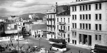 Αναγνωρίζετε την πλατεία; Είναι από τις πιο κεντρικές της πόλης