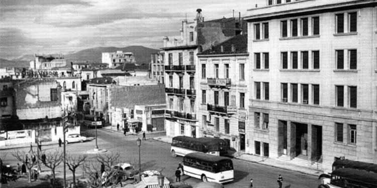 Αναγνωρίζετε την πλατεία; Είναι από τις πιο κεντρικές της πόλης