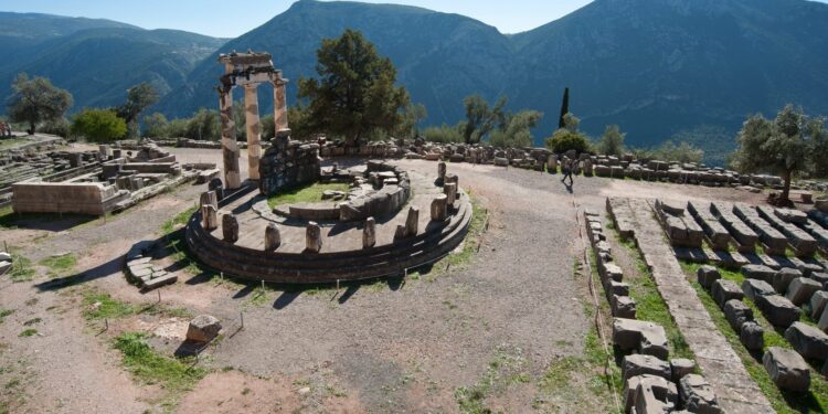 Λίνα Μενδώνη: Μείζονα έργα για τη θωράκιση των μνημείων