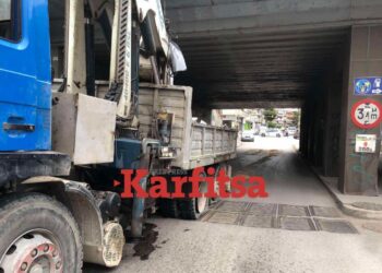 Θεσσαλονίκη: Φορτηγό κόλλησε κάτω από γέφυρα