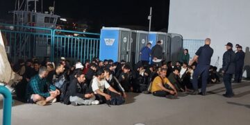 Καλαμάτα: Στις αποθήκες του λιμανιού 81 μετανάστες που περισυνελέγησαν ανοιχτά της Μεθώνης