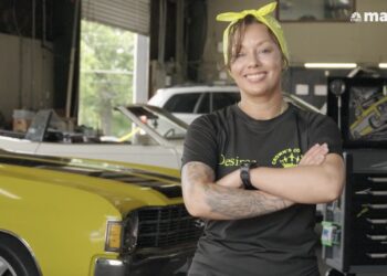 Στα 39 παραιτήθηκε από νοσηλεύτρια για να επισκευάζει αυτοκίνητα