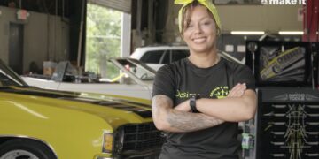 Στα 39 παραιτήθηκε από νοσηλεύτρια για να επισκευάζει αυτοκίνητα