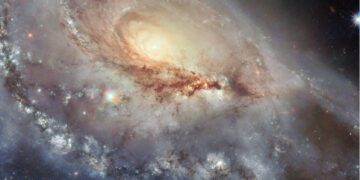 Το Hubble φωτογραφίζει ένα… λοξό γαλαξία (βίντεο)