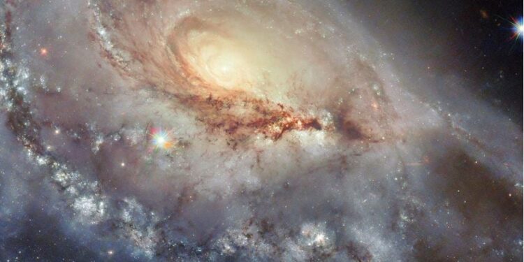 Το Hubble φωτογραφίζει ένα… λοξό γαλαξία (βίντεο)