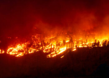 Συνεχίζονται οι εσπευσμένες απομακρύνσεις κατοίκων
