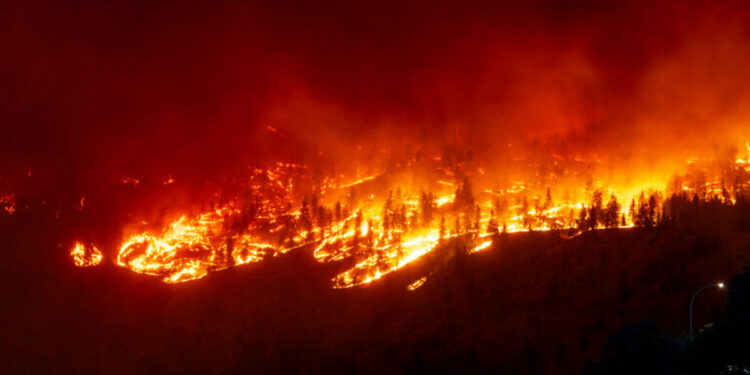 Συνεχίζονται οι εσπευσμένες απομακρύνσεις κατοίκων