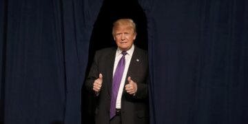 Η οικογένεια Τραμπ εισέρχεται στην κινητή τηλεφωνία με υπηρεσίες και ένα smartphone