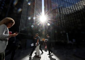 Η κοινωνία του αόρατου εκβιασμού