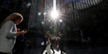 Η κοινωνία του αόρατου εκβιασμού