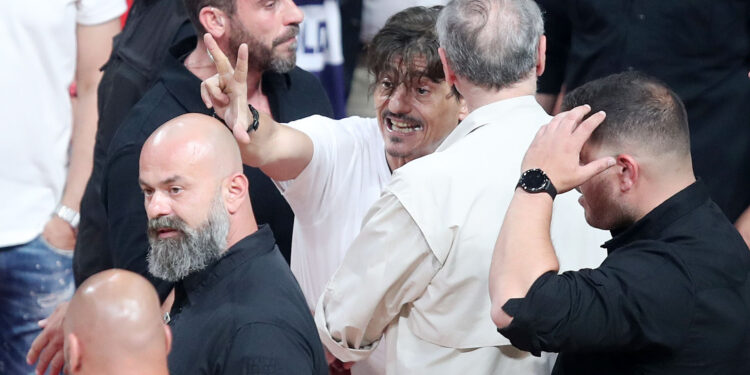 «Ο Δημήτρης Γιαννακόπουλος Βγήκε εκτός γηπέδου για να μιλήσει με την εισαγγελέα για τα εμετικά υβριστικά συνθήματα κατά της κόρης του»