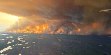 Πύρινη λαίλαπά στον Καναδά: Ο καπνός από τις δασικές πυρκαγιές κάλυψε το ένα τρίτο των ΗΠΑ