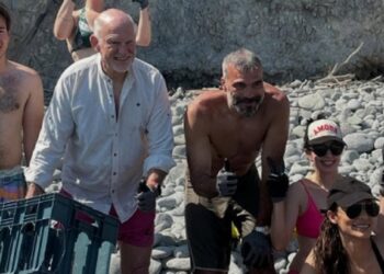 Μάζεψε σκουπίδια από παραλία της Αίγινας