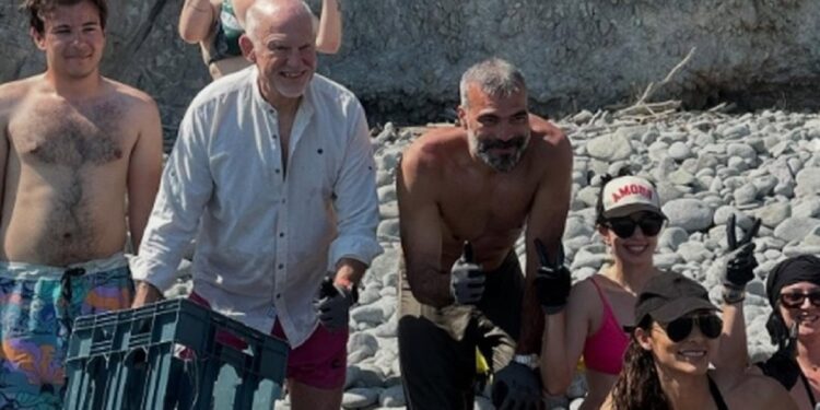 Μάζεψε σκουπίδια από παραλία της Αίγινας