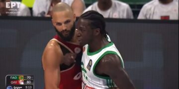 Χτυπούσε ύπουλα τους παίκτες σε όλη τη διάρκεια του αγώνα