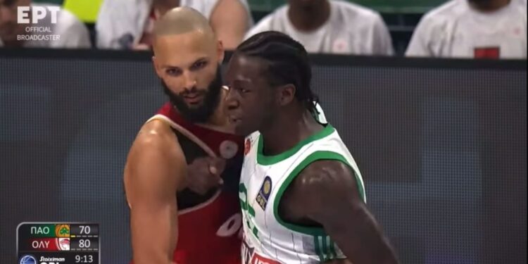 Χτυπούσε ύπουλα τους παίκτες σε όλη τη διάρκεια του αγώνα