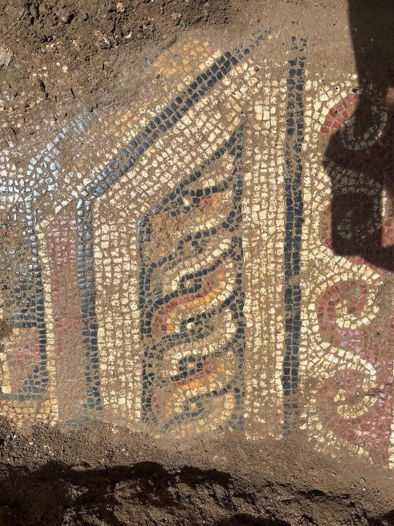 Το μωσαϊκό δάπεδο που ανακαλύφθηκε στη διάρκεια αδιάλειπτων κατασκευαστικών εργασιών στην πόλη Ουλκαντιρόγλου, στην επαρχία Καχραμανμαράς. 7 Ιουνίου, 2025. Φωτογραφία: ΙΗΑ