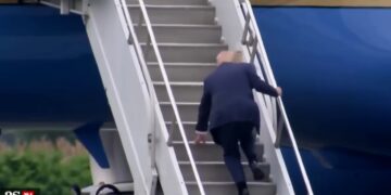 Τραμπ και Ρούμπιο σκόνταψαν στις σκάλες του Air Force One