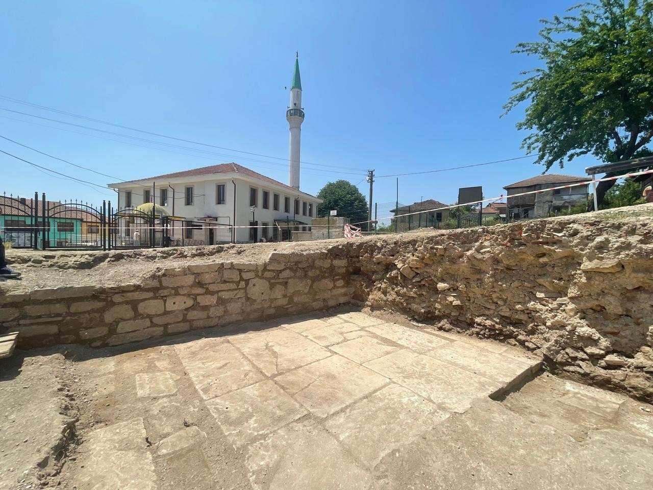 Άποψη του δαπέδου, το οποίο μάλλον ήταν τμήμα κατασκευής της Ρωμαϊκής εποχής και ήταν η βάση ενός κτιρίου, ίσως εκκλησίας, το οποίο ταυτοποιήθηκε στην αρχαιολογική ανασκαφική περίοδο του 2025 στην πόλη Ντούζτζε. 7 Ιουνίου. Φωτογραφία: Koray Erdoğan/Türkiye Today