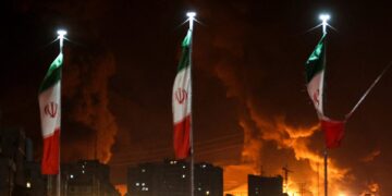 Ο ισραηλινός στρατός καλεί τους Ιρανούς να εκκενώσουν τις περιοχές γύρω από εγκαταστάσεις παραγωγής όπλων