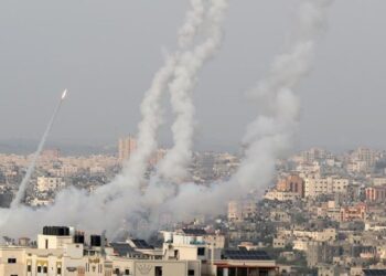 Ισχυρές εκρήξεις σε Τελ Αβίβ και Ιερουσαλήμ μετά την εκτόξευση πυραύλων από το Ιράν