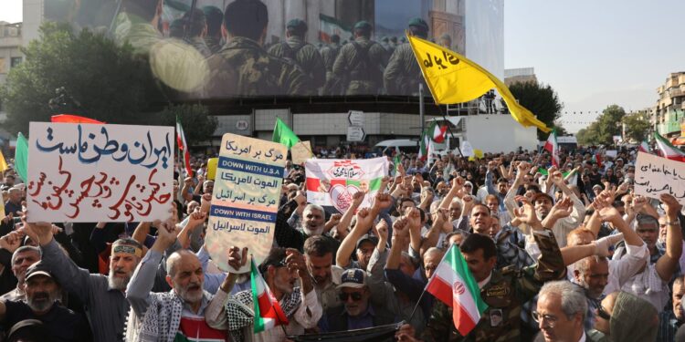 Μπορούν οι βομβαρδισμοί να φέρουν μια «στρατιωτική χούντα» στο Ιράν;