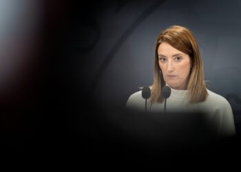 Εγκλωβισμένη στα Εμιράτα λόγω του κλεισίματος του εναέριου χώρου