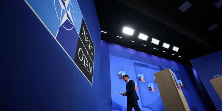 Σύνοδος κορυφής του ΝΑΤΟ για να «ικανοποιηθεί» ο Τραμπ