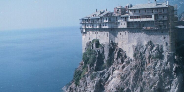 Τρία κλιμάκια σήμερα στην μοναστική πολιτεία για τις ζημιές από τον σεισμό – Στο «μικροσκόπιο» 11 μονές