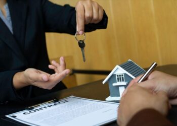 Τι σημαίνει η νέα μείωση των επιτοκίων της ΕΚΤ για τα δάνεια στην Ελλάδα