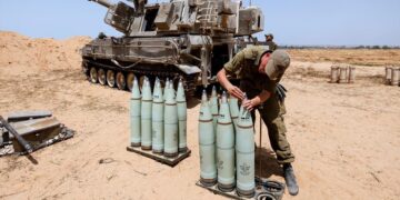 Πληροφορίες ότι αξιωματούχοι των Φρουρών της Επανάστασης είναι παγιδευμένοι σε ερείπια