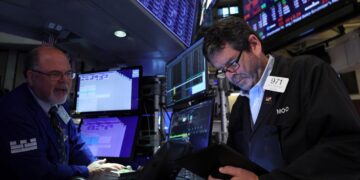 Οι απειλές Τραμπ έριξαν στο κόκκινο την Wall Street