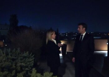 Συνάντηση Μακρόν και Μελόνι με στόχο τη συμφιλίωση